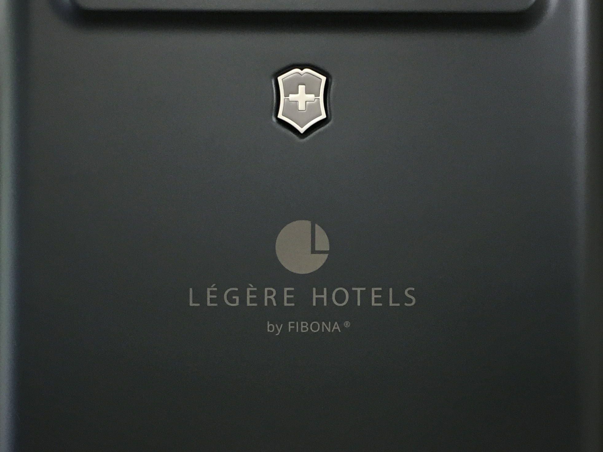 FIBONA Légère Hotels mit Lasergravur auf schwarzem Hintergrund.